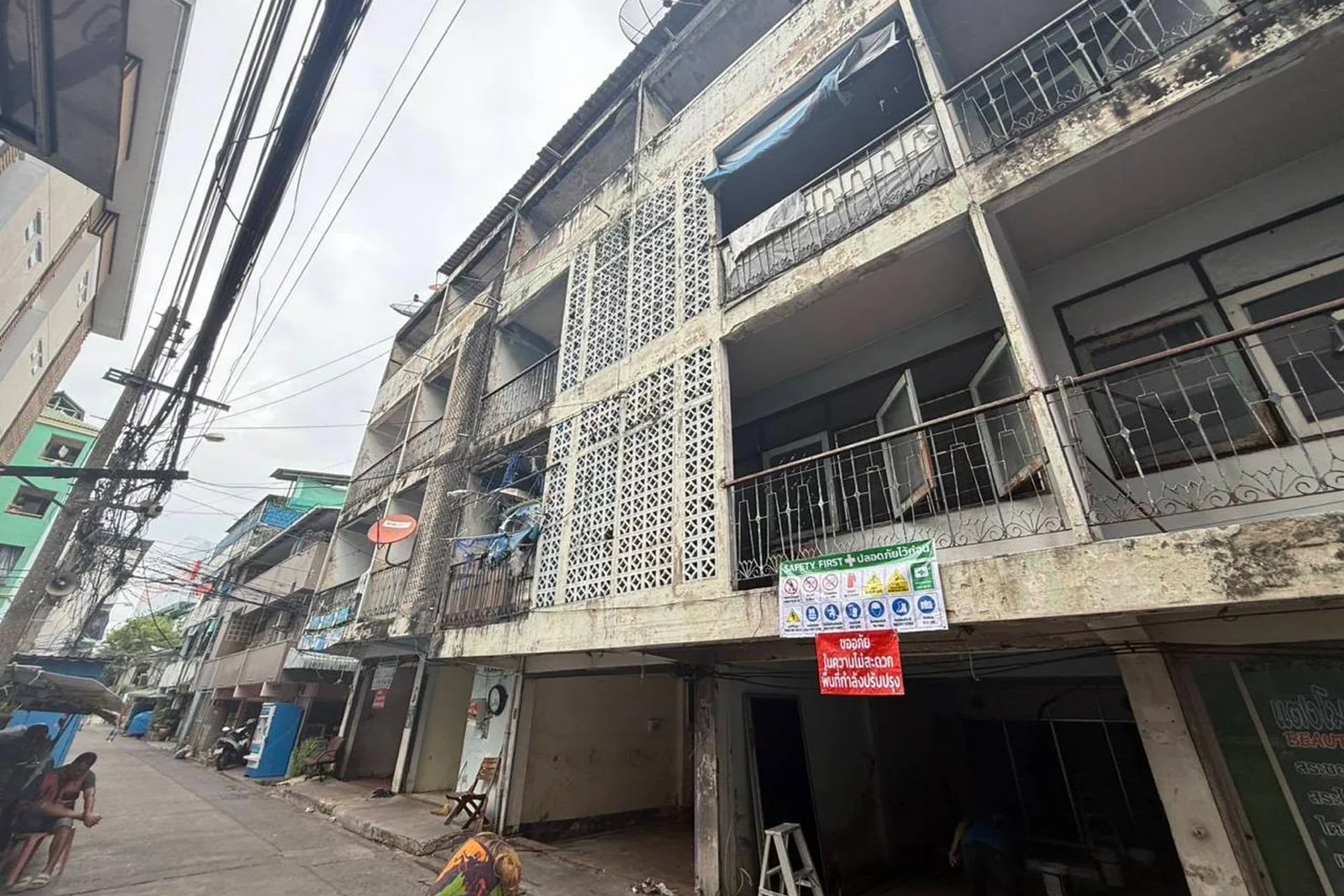 Street context around the WITHIN project on Ekkamai 30